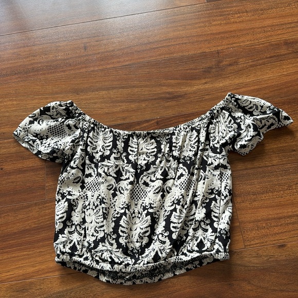 LF Off the Shoulder Crop Top - Picture 3 of 4